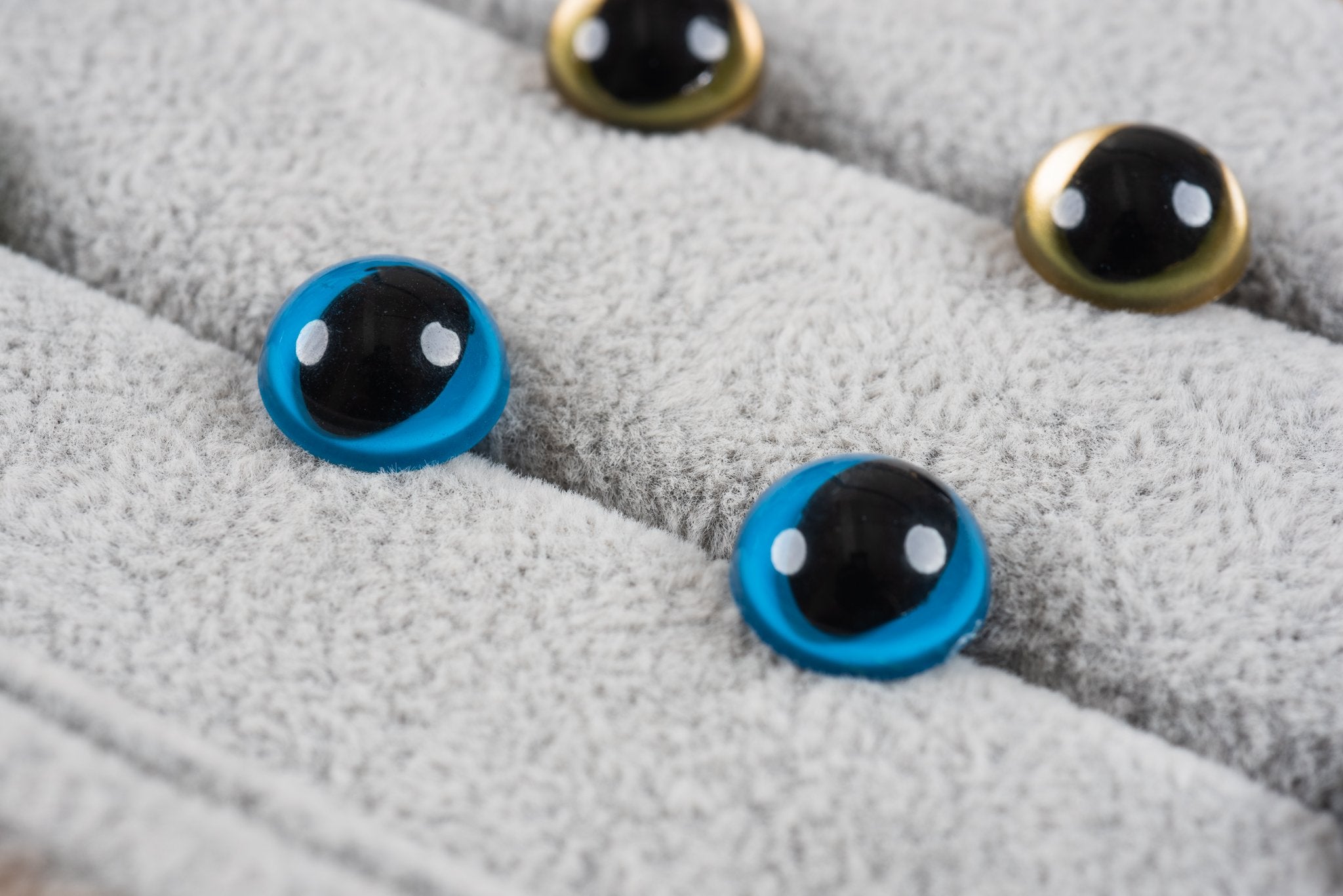Tiny Rabbit Hole Blue Cat Safety Eyes